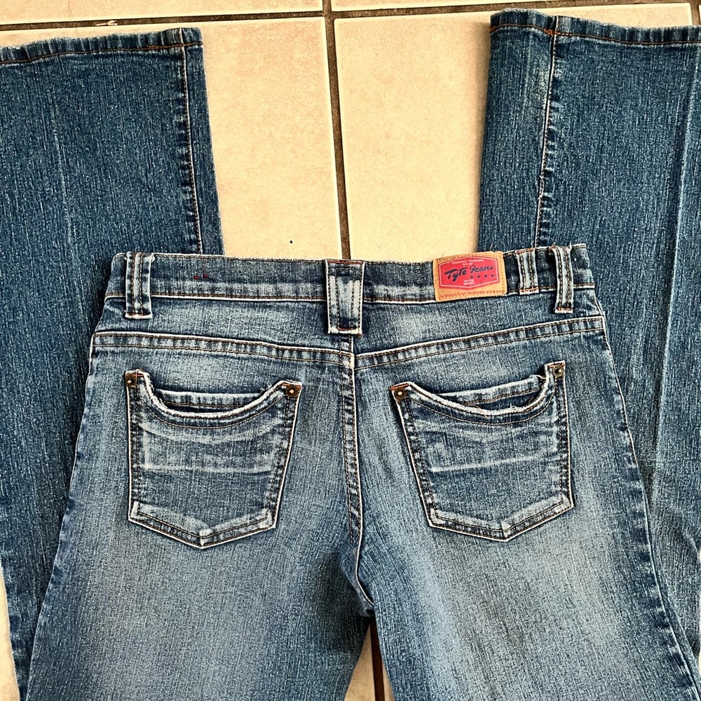 Low rise flare jeans with a flattering fit and cute back pockets ✨ - Picture 3 of 7